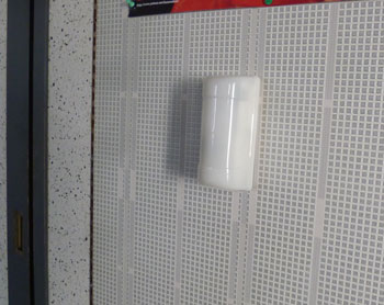 事務所の壁に無線式パッシブセンサーを取付けた写真